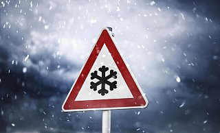 Mehrere Zentimeter Neuschnee sind auch am Mittwoch in Gütersloh noch heruntergekommen. Mittlerweile hat sich die Lage entspannt - es bleibt aber glatt. - picture alliance / CHROMORANGE Mehrere Zentimeter Neuschnee sind auch am Mittwoch in Gütersloh noch heruntergekommen. Mittlerweile hat sich die Lage entspannt - es bleibt aber glatt. - picture alliance / CHROMORANGE