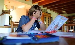 Auch wenn die Noten mal nicht perfekt sind, sollte man Kinder nicht überfordern. Nachhilfe macht nur Sinn, wenn sie mit den Lehrern abgestimmt ist, meint Schulleiter Nicolai Loges. - usage worldwide Auch wenn die Noten mal nicht perfekt sind, sollte man Kinder nicht überfordern. Nachhilfe macht nur Sinn, wenn sie mit den Lehrern abgestimmt ist, meint Schulleiter Nicolai Loges. - usage worldwide