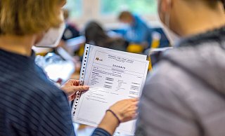 Nicht nur in Bielefeld haben die Schüler gestern Halbjahreszeugnisse bekommen. Einige müssen das erst einmal verdauen. - David Inderlied Nicht nur in Bielefeld haben die Schüler gestern Halbjahreszeugnisse bekommen. Einige müssen das erst einmal verdauen. - David Inderlied