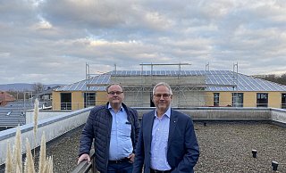 Bernward Ellrott (l.) und Michael Schelp stehen auf dem Flachdach, das als zweites aufgestockt wird. Im Hintergrund ist bereits das erste neue Staffelgeschoss zu sehen. - Nicole Sielermann Bernward Ellrott (l.) und Michael Schelp stehen auf dem Flachdach, das als zweites aufgestockt wird. Im Hintergrund ist bereits das erste neue Staffelgeschoss zu sehen. - Nicole Sielermann