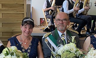 Der aktuelle Thron freut sich über ein gelungenes Fest: Kaiser Olaf Kuhlmann mit seiner Königin Christine Tschechne. - Lillia Seifert Der aktuelle Thron freut sich über ein gelungenes Fest: Kaiser Olaf Kuhlmann mit seiner Königin Christine Tschechne. - Lillia Seifert