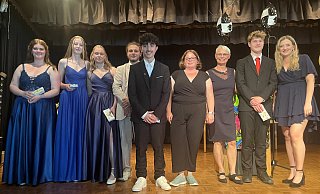 Anerkennung für die Jahrgangsbesten: dazu trafen sich auf der Bühne Elisa-Sophie Westerkamp (10a, v. l.), Leni Stegmann (10c), Lucy Drees (10c), Sören Mattern (10b), Efe Aydin (10b), Sabrina König als Klassenlehrerin der 10b, Edda Graue als Klassenlehrerin der 10c, Felix Stein (10a) und Julia Berg als Klassenlehrerin der 10a. - Stemweder-Berg-Schule Anerkennung für die Jahrgangsbesten: dazu trafen sich auf der Bühne Elisa-Sophie Westerkamp (10a, v. l.), Leni Stegmann (10c), Lucy Drees (10c), Sören Mattern (10b), Efe Aydin (10b), Sabrina König als Klassenlehrerin der 10b, Edda Graue als Klassenlehrerin der 10c, Felix Stein (10a) und Julia Berg als Klassenlehrerin der 10a. - Stemweder-Berg-Schule