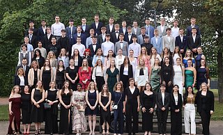 Der aktuelle Abitur-Jahrgang 2024 des Wittekind-Gymnasiums in Lübbecke beim obligatorischen Gruppenfoto bei der Entlassfeier. - Foto Pescht Der aktuelle Abitur-Jahrgang 2024 des Wittekind-Gymnasiums in Lübbecke beim obligatorischen Gruppenfoto bei der Entlassfeier. - Foto Pescht