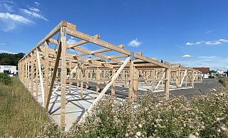 Die Holzbauarbeiten sind abgeschlossen. Seit dem ruht die Baustelle. - Dirk Windmöller Die Holzbauarbeiten sind abgeschlossen. Seit dem ruht die Baustelle. - Dirk Windmöller