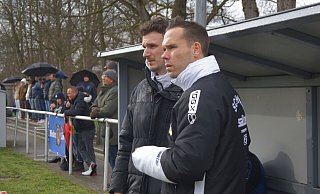Bekamen die nächste Niederlage des SC Herford zu sehen: Trainer Stephan Eggert (r.) und sein Co-Trainer Felix Langkamp. - Andreas Gerth Bekamen die nächste Niederlage des SC Herford zu sehen: Trainer Stephan Eggert (r.) und sein Co-Trainer Felix Langkamp. - Andreas Gerth