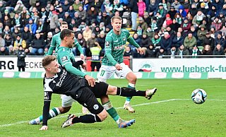 Leon Schneider (vorne) drückt den Ball zum zwischenzeitlichen 2:0 für Arminia Bielefeld beim VfB Lübeck über die Linie. Es ist sein erster Treffer im DSC-Trikot. - IMAGO/Lobeca Leon Schneider (vorne) drückt den Ball zum zwischenzeitlichen 2:0 für Arminia Bielefeld beim VfB Lübeck über die Linie. Es ist sein erster Treffer im DSC-Trikot. - IMAGO/Lobeca