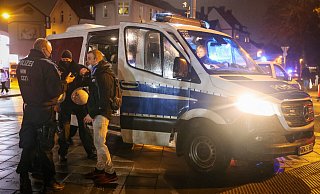 Corona-Demonstrationen in Bielefeld und anderswo beschäftigten nicht nur die Streifenbeamten sondern auch die Hundertschaft der Bereitschaftspolizei. - Sarah Jonek Fotografie Corona-Demonstrationen in Bielefeld und anderswo beschäftigten nicht nur die Streifenbeamten sondern auch die Hundertschaft der Bereitschaftspolizei. - Sarah Jonek Fotografie