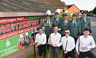 Der Vorstand der Schützenbruderschaft präsentiert das fünftägige Schützenfest Lüchtringen: Franz-Josef Risse (hinten, v. l.), Alexander Fahrenholz, Thomas Beverungen, Frederik Risse, Björn List sowie Luca Ebeling (vorn, v. l.), Leander Pires, Jonas Schröder und Fynn Reinhard. - Thomas Kube Der Vorstand der Schützenbruderschaft präsentiert das fünftägige Schützenfest Lüchtringen: Franz-Josef Risse (hinten, v. l.), Alexander Fahrenholz, Thomas Beverungen, Frederik Risse, Björn List sowie Luca Ebeling (vorn, v. l.), Leander Pires, Jonas Schröder und Fynn Reinhard. - Thomas Kube