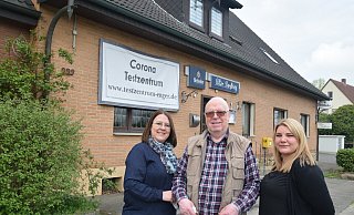 Bettina Schmidt und ihr Vater Günther Schmidt mit der neuen Hauswirtschaftsleitung Janice Soares Salazar vor dem Gebäude des "Alten Dorfkrugs" an der Bünder Straße. - Mareike Patock Bettina Schmidt und ihr Vater Günther Schmidt mit der neuen Hauswirtschaftsleitung Janice Soares Salazar vor dem Gebäude des "Alten Dorfkrugs" an der Bünder Straße. - Mareike Patock