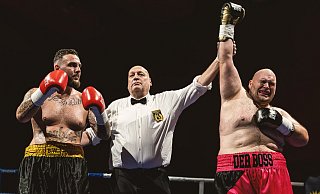 Es ist sein Moment: Zum ersten Mal hört Boxer Vincenzo Anzalone (r.) bei der Siegerehrung seinen Namen und bricht in Tränen aus. - wintergrafie Es ist sein Moment: Zum ersten Mal hört Boxer Vincenzo Anzalone (r.) bei der Siegerehrung seinen Namen und bricht in Tränen aus. - wintergrafie