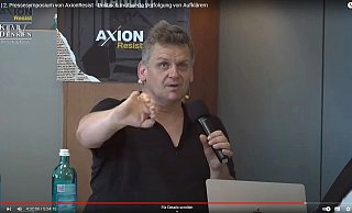 Jura-Professor Martin Schwab hält bei der Pressekonferenz von Axion Resist in einem Hotel in Wetzlar einen Vortrag über Vorverurteilungen von Regierungskritikern. Wenig später wird die Polizei gerufen. - Video-Screenshot: Axion Resist Jura-Professor Martin Schwab hält bei der Pressekonferenz von Axion Resist in einem Hotel in Wetzlar einen Vortrag über Vorverurteilungen von Regierungskritikern. Wenig später wird die Polizei gerufen. - Video-Screenshot: Axion Resist