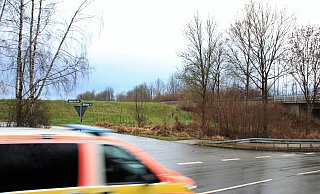 Noch fährt der Notarztwagen, von der B 239 kommend, an der Abfahrt zum neuen Steinheimer Rettungswachengelände vorbei. Im Hintergrund die angrenzende Ostwestfalenstraße (B 252). - David Schellenberg Noch fährt der Notarztwagen, von der B 239 kommend, an der Abfahrt zum neuen Steinheimer Rettungswachengelände vorbei. Im Hintergrund die angrenzende Ostwestfalenstraße (B 252). - David Schellenberg