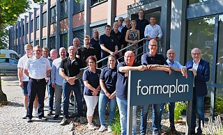 Die aktiven Ehrenamtlichen, zusammen mit den Vereinsvertretern vor dem Formaplan-Firmeneingang. Vorne (v. l.): Werner Schirmer, Rolf Henrichsmeyer, Jörg Goßestrangmann und CDU-MdL Bernhard Hoppe-Biermeyer. - Raphael Athens Die aktiven Ehrenamtlichen, zusammen mit den Vereinsvertretern vor dem Formaplan-Firmeneingang. Vorne (v. l.): Werner Schirmer, Rolf Henrichsmeyer, Jörg Goßestrangmann und CDU-MdL Bernhard Hoppe-Biermeyer. - Raphael Athens