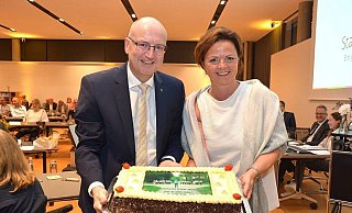 Von der CDU-Fraktion, hier der Vorsitzenden Gabriele Nitsch, hat Michael Esken, eine persönlich gestaltete Torte geschenkt bekommen. - Karin Prignitz Von der CDU-Fraktion, hier der Vorsitzenden Gabriele Nitsch, hat Michael Esken, eine persönlich gestaltete Torte geschenkt bekommen. - Karin Prignitz