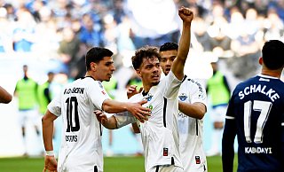 Die SCP-Winterneuzugänge Aaron Zehnter, der hier über seinen Treffer auf Schalke jubelt, und Koen Kostons (l.) erwiesen sich als wertvolle Verstärkungen. - picture alliance Die SCP-Winterneuzugänge Aaron Zehnter, der hier über seinen Treffer auf Schalke jubelt, und Koen Kostons (l.) erwiesen sich als wertvolle Verstärkungen. - picture alliance