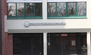 Der Eingang des Friedrichs Gymnasiums. An der Schule stehen Bauarbeiten an. - Peter Steinert Der Eingang des Friedrichs Gymnasiums. An der Schule stehen Bauarbeiten an. - Peter Steinert
