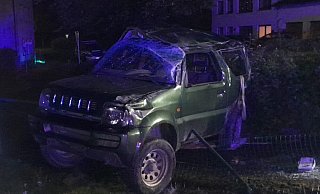 Drei der vier Fahrzeuginsassen werden beim Überschlag des Geländewagens in Bad Wünnenberg-Helmern verletzt. - Feuerwehr Bad Wünnenberg Drei der vier Fahrzeuginsassen werden beim Überschlag des Geländewagens in Bad Wünnenberg-Helmern verletzt. - Feuerwehr Bad Wünnenberg