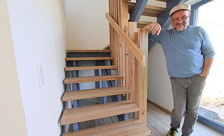 Holger Kasfeld steht im EIngangsbereich einer Wohnung, die sich über zwei Etagen erstreckt. Die Treppe ist aus Holz aus einem Kirchenwald in Bünde-Spradow gefertigt worden. - Björn Kenter Holger Kasfeld steht im EIngangsbereich einer Wohnung, die sich über zwei Etagen erstreckt. Die Treppe ist aus Holz aus einem Kirchenwald in Bünde-Spradow gefertigt worden. - Björn Kenter