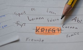 Jugendliche wollen Spaß am Leben haben, Freunde treffen, Sport machen, aber auch lernen und sich aufs Abi vorbereiten. Krieg dagegen wollen sie defintiv nicht. - Lina Klöpper Jugendliche wollen Spaß am Leben haben, Freunde treffen, Sport machen, aber auch lernen und sich aufs Abi vorbereiten. Krieg dagegen wollen sie defintiv nicht. - Lina Klöpper