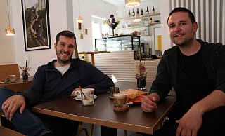 Jonas Stommel (l.) und Oliver Hebenstreit haben mit dem Heinrichs am Dom das erste rein vegane Restaurant in Paderborn eröffnet. - Holger Kosbab Jonas Stommel (l.) und Oliver Hebenstreit haben mit dem Heinrichs am Dom das erste rein vegane Restaurant in Paderborn eröffnet. - Holger Kosbab