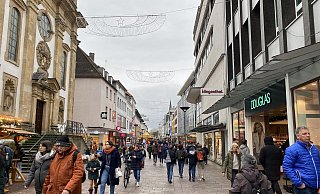 Die Westernstraße in der Paderborner Innenstadt ist nach den Feiertagen voller Besucherinnen und Besucher. - Gesa John Die Westernstraße in der Paderborner Innenstadt ist nach den Feiertagen voller Besucherinnen und Besucher. - Gesa John