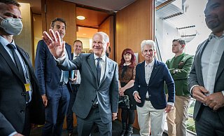 Bundeskanzler Olaf Scholz (Mitte l, SPD), verabschiedet sich von der Ausschussvorsitzenden Marie-Agnes Strack-Zimmermann (FDP) nach einer Sondersitzung des Verteidigungsausschusses im Bundestag. - Michael Kappeler Bundeskanzler Olaf Scholz (Mitte l, SPD), verabschiedet sich von der Ausschussvorsitzenden Marie-Agnes Strack-Zimmermann (FDP) nach einer Sondersitzung des Verteidigungsausschusses im Bundestag. - Michael Kappeler