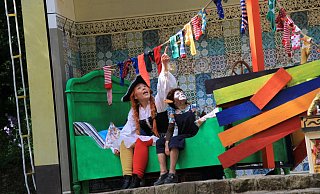 Pippi Langstrumpf (Josefine Becker) zeigt dem Äffchen Herr Nilsson, bei der Freilichtbühne abwechselnd von Lilli Dohmann und Marie Palm gespielt, wo sie ihre Eltern wähnt. - Madita Schellenberg Pippi Langstrumpf (Josefine Becker) zeigt dem Äffchen Herr Nilsson, bei der Freilichtbühne abwechselnd von Lilli Dohmann und Marie Palm gespielt, wo sie ihre Eltern wähnt. - Madita Schellenberg