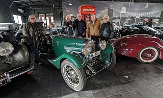 Auf der Suche nach Autos, die tatsächlich damals in Nettelstedt waren, sind Klaus Sudbrack, Eduard Meyer, Volker Knickmeyer und Karl Lindstedt (v. l.) zum Automuseum Melle gereist. Sie bekamen wertvolle Hinweise und eine spezielle Führung durch Heiner Rössler (Mitte). - Dorfgemeinschaft Nettelstedt Auf der Suche nach Autos, die tatsächlich damals in Nettelstedt waren, sind Klaus Sudbrack, Eduard Meyer, Volker Knickmeyer und Karl Lindstedt (v. l.) zum Automuseum Melle gereist. Sie bekamen wertvolle Hinweise und eine spezielle Führung durch Heiner Rössler (Mitte). - Dorfgemeinschaft Nettelstedt