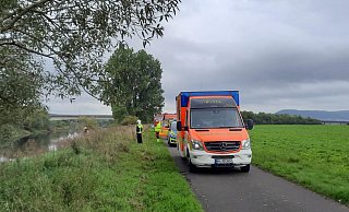 Die Feuerwehr Höxter übernahm die Bergung der Leiche am Weserufer nahe Lüchtringen. - Feuerwehr Höxter Die Feuerwehr Höxter übernahm die Bergung der Leiche am Weserufer nahe Lüchtringen. - Feuerwehr Höxter