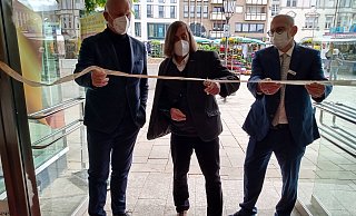 Bürgermeister Norbert Morkes (Mitte) eröffnet mit lädiertem rechten Arm und Linkshänderschere im Beisein von Sinn-Chef Friedrich-Wilhelm Göbel (links) und Geschäftsführer Lutz Hockemeyer die neue "das macht Sinn"-Filiale am Berliner Platz. - Christian Bröder Bürgermeister Norbert Morkes (Mitte) eröffnet mit lädiertem rechten Arm und Linkshänderschere im Beisein von Sinn-Chef Friedrich-Wilhelm Göbel (links) und Geschäftsführer Lutz Hockemeyer die neue "das macht Sinn"-Filiale am Berliner Platz. - Christian Bröder