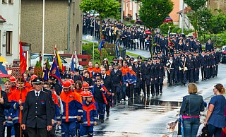 Während des Festzuges werden die Feuerwehrleute und die Ehrengäste von einem heftigen Gewitterschauer überrascht. - Ralph Meyer Während des Festzuges werden die Feuerwehrleute und die Ehrengäste von einem heftigen Gewitterschauer überrascht. - Ralph Meyer