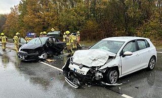 Die beiden Autos werden bei dem Unfall schwer beschädigt. - Ralph Meyer Die beiden Autos werden bei dem Unfall schwer beschädigt. - Ralph Meyer