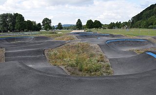 Neue Attraktion in der Freizeitanlage: Der direkt am R 99 gelegene Pump-Track wird nun offiziell eröffnet. - Stadt Höxter Neue Attraktion in der Freizeitanlage: Der direkt am R 99 gelegene Pump-Track wird nun offiziell eröffnet. - Stadt Höxter