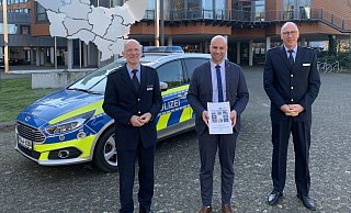Polizeidirektor Mathias Schmidt (v. l.), Landrat Ali Dogan und Polizeioberrat Dirk Klöpper präsentierten am Mittwoch im Mindener Kreishaus die Polizei-Unfallstatistik für den Kreis. - Nicole Bliesener Polizeidirektor Mathias Schmidt (v. l.), Landrat Ali Dogan und Polizeioberrat Dirk Klöpper präsentierten am Mittwoch im Mindener Kreishaus die Polizei-Unfallstatistik für den Kreis. - Nicole Bliesener
