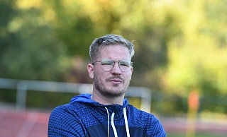 Adlerauge: Nils Mühlenweg, Trainer des Fußball-Bezirksligisten SV Eidinghausen-Werste, sieht hier seiner Mannschaft beim Auswärtsspiel in Espelkamp zu. Foto: Jürgen Krüger - Jürgen Krüger Adlerauge: Nils Mühlenweg, Trainer des Fußball-Bezirksligisten SV Eidinghausen-Werste, sieht hier seiner Mannschaft beim Auswärtsspiel in Espelkamp zu. Foto: Jürgen Krüger - Jürgen Krüger