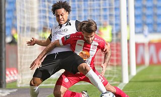Arminia Bielefelds Thaddäus Momuluh (l.) ringt mit dem Essener José-Enrique Rios Alonso um den Ball. - Oliver Krato Arminia Bielefelds Thaddäus Momuluh (l.) ringt mit dem Essener José-Enrique Rios Alonso um den Ball. - Oliver Krato