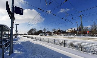 Tagelang fuhr kein Zug am Steinheimer Bahnhof. Zwar waren die Bahnsteige von den Schneemassen befreit - nicht aber die Schienen. - Madita Schellenberg Tagelang fuhr kein Zug am Steinheimer Bahnhof. Zwar waren die Bahnsteige von den Schneemassen befreit - nicht aber die Schienen. - Madita Schellenberg