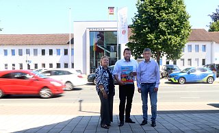 Noch fahren hinter Regina Schlüter-Ruff (v.l.), Tobias Fehn und Bernd Dumcke auf Höhe des Rathauses Autos über die Lange Straße. Am Wochenende 6. und 7. Juli ist hier die Straße für eine große Party gesperrt. - Andreas Sundermeier Noch fahren hinter Regina Schlüter-Ruff (v.l.), Tobias Fehn und Bernd Dumcke auf Höhe des Rathauses Autos über die Lange Straße. Am Wochenende 6. und 7. Juli ist hier die Straße für eine große Party gesperrt. - Andreas Sundermeier