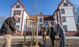 Hajo Hinrichs (v.l. Präsident Bund deutscher Baumschulen), Colonel Mike Foster-Brown (Kommando Nato Forward Holding Base Sennelager), Botschafterin Jill Gallard und Bürgermeister Michael Dreier greifen symbolisch zum Spaten. - Niklas Tüns Hajo Hinrichs (v.l. Präsident Bund deutscher Baumschulen), Colonel Mike Foster-Brown (Kommando Nato Forward Holding Base Sennelager), Botschafterin Jill Gallard und Bürgermeister Michael Dreier greifen symbolisch zum Spaten. - Niklas Tüns