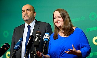 Nach mehreren schlechten Wahlergebnissen sind die Grünen-Parteivorsitzenden Ricarda Lang (r.) und Omid Nouripour zurückgetreten. - Fabian Sommer/dpa Nach mehreren schlechten Wahlergebnissen sind die Grünen-Parteivorsitzenden Ricarda Lang (r.) und Omid Nouripour zurückgetreten. - Fabian Sommer/dpa