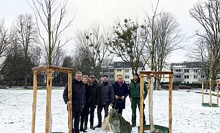 Bürgermeister Michael Dreier (v. l.), Jessica Schütte (Leiterin des Amtes für Umweltschutz und Grünflächen), René Maidowski, Michael Diwo und Albert Pleininger von der Interessengemeinschaft dasRiemeke sowie Christian Kruse vom Unternehmen Gartenbau Kruse freuen sich über die ersten neuen Bäume im Riemekepark, die kürzlich gepflanzt wurden. - Stadt Paderborn Bürgermeister Michael Dreier (v. l.), Jessica Schütte (Leiterin des Amtes für Umweltschutz und Grünflächen), René Maidowski, Michael Diwo und Albert Pleininger von der Interessengemeinschaft dasRiemeke sowie Christian Kruse vom Unternehmen Gartenbau Kruse freuen sich über die ersten neuen Bäume im Riemekepark, die kürzlich gepflanzt wurden. - Stadt Paderborn