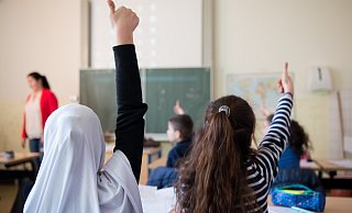 Zugewanderte Schülerinnen und Schüler haben laut Erlass Anspruch auf eine in der Regel zweijährige Sprachförderung, alle weiterführenden Schulen Bielefelds beteiligen sich an der entsprechenden Beschulung, so die Stadt. - Monika Skolimowska Zugewanderte Schülerinnen und Schüler haben laut Erlass Anspruch auf eine in der Regel zweijährige Sprachförderung, alle weiterführenden Schulen Bielefelds beteiligen sich an der entsprechenden Beschulung, so die Stadt. - Monika Skolimowska