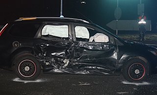 Die Airbags des Ford haben ausgelöst. Trotzdem trägt der Fahrer schwere Verletzungen davon. - Polizei Höxter Die Airbags des Ford haben ausgelöst. Trotzdem trägt der Fahrer schwere Verletzungen davon. - Polizei Höxter