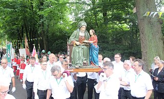 Insgesamt fünf Annaträger-Viererteams tragen die 150 Kilogramm schwere Annenstatue über die 1,5 Kilometer lange Prozession. - Burkhard Battran Insgesamt fünf Annaträger-Viererteams tragen die 150 Kilogramm schwere Annenstatue über die 1,5 Kilometer lange Prozession. - Burkhard Battran