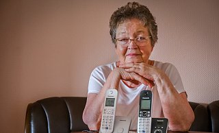 Ingrid Jürkenbeck mit ihrem vermeintlich kaputten Telefon (r.). Den silbern Apparat hatte die Rentnerin extra wegen der technischen Störung neu gekauft. - Foto: Andreas Zobe/NW Ingrid Jürkenbeck mit ihrem vermeintlich kaputten Telefon (r.). Den silbern Apparat hatte die Rentnerin extra wegen der technischen Störung neu gekauft. - Foto: Andreas Zobe/NW