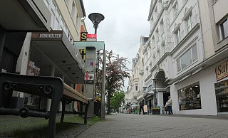 Nach der Schlägerei in der Klosterstraße Pfingstsonntag trafen Polizisten einen blutenden 29-jährigen Bad Oeynhausener, der auf einer Bank saß. - Ulf Hanke Nach der Schlägerei in der Klosterstraße Pfingstsonntag trafen Polizisten einen blutenden 29-jährigen Bad Oeynhausener, der auf einer Bank saß. - Ulf Hanke
