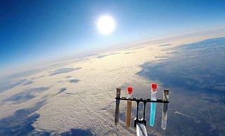 Die kleine Kamera unter dem Ballon fotografierte die Reagenzgläser, die die GaM-Schüler zuvor mit verschiedenen Flüssigkeiten gefüllt hatten, in einer Höhe von mehr als 30.000 Metern. - Privat Die kleine Kamera unter dem Ballon fotografierte die Reagenzgläser, die die GaM-Schüler zuvor mit verschiedenen Flüssigkeiten gefüllt hatten, in einer Höhe von mehr als 30.000 Metern. - Privat