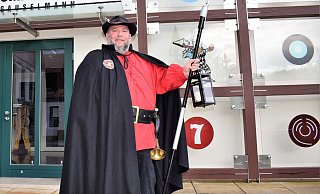 Peter Dürr ist Nachtwächter im Schloss Benkhausen. Er "bewacht" hier den Eingang zum deutschen Automatenmuseum. - Tourismusverband Sieben e.V. Peter Dürr ist Nachtwächter im Schloss Benkhausen. Er "bewacht" hier den Eingang zum deutschen Automatenmuseum. - Tourismusverband Sieben e.V.
