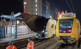 Am Paderborner Hauptbahnhof wurden Teile der Dacheindeckung aus Teerpappe vom Sturm abgeweht. - Feuerwehr Paderborn Am Paderborner Hauptbahnhof wurden Teile der Dacheindeckung aus Teerpappe vom Sturm abgeweht. - Feuerwehr Paderborn