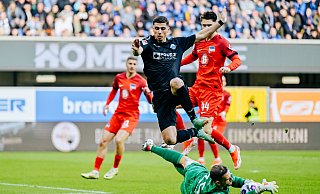 Der glücklos agierende SCP-Stürmer Koen Kostons im Duell gegen Hertha-Keeper Marius Gersbeck. - BESIM MAZHIQI Der glücklos agierende SCP-Stürmer Koen Kostons im Duell gegen Hertha-Keeper Marius Gersbeck. - BESIM MAZHIQI